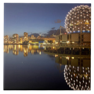 Science World und CBD spiegeln sich in False Creek Fliese