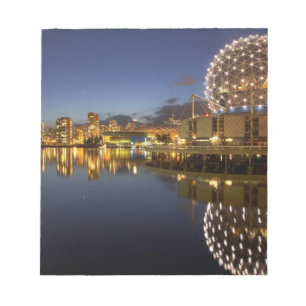 Science World und CBD spiegeln sich in False Creek Notizblock