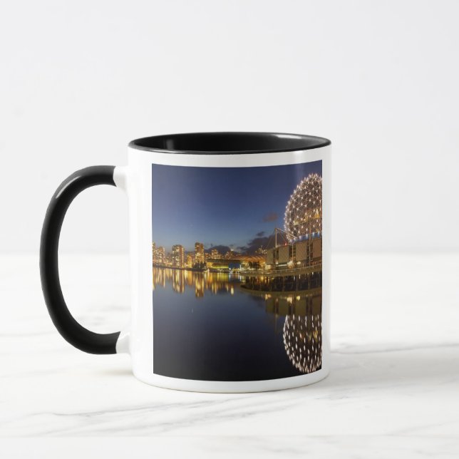 Science World und CBD spiegeln sich in False Creek Tasse (Links)