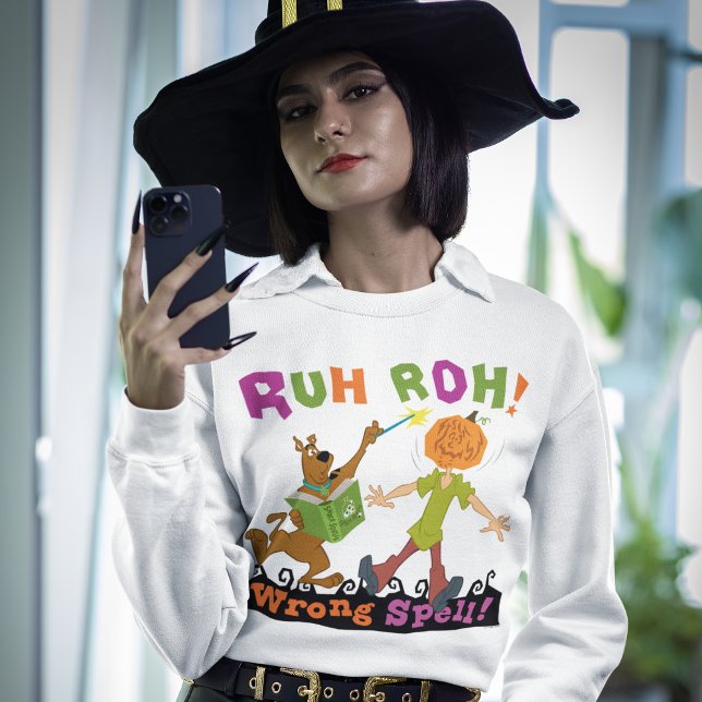 Scooby-Doo | Ruh Roh! Falscher Zauber! Sweatshirt (Person wearing sweater over collared shirt)