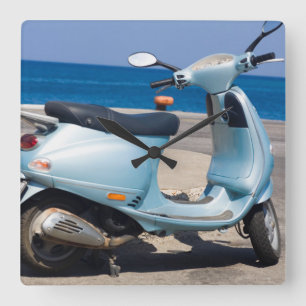 Scooter am Strand   Ephesus, Türkei Quadratische Wanduhr
