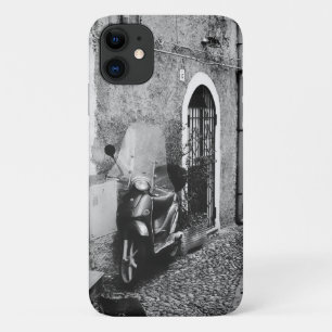 Scooter in einer Straße in Italien in Schwarz-Wei Case-Mate iPhone Hülle