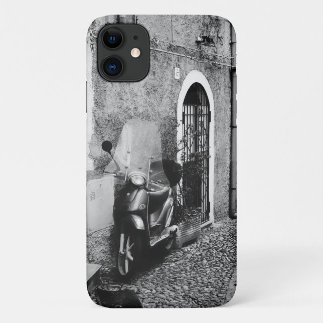 Scooter in einer Straße in Italien in Schwarz-Weiß Case-Mate iPhone Hülle (Rückseite)