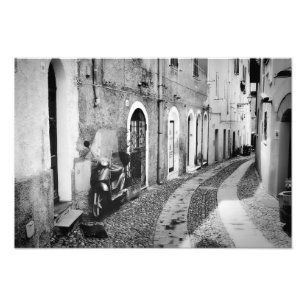 Scooter in einer Straße in Italien in Schwarz-Weiß Fotodruck