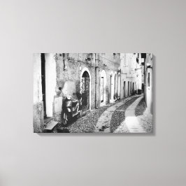 Scooter in einer Straße in Italien in Schwarz-Weiß Leinwanddruck