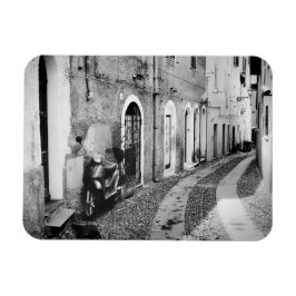 Scooter in einer Straße in Italien in Schwarz-Weiß Magnet