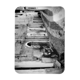 Scooter in einer Straße in Italien in Schwarz-Weiß Magnet