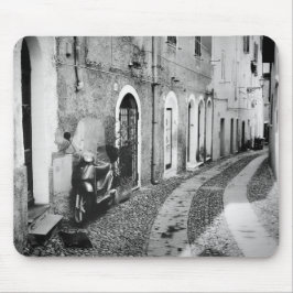 Scooter in einer Straße in Italien in Schwarz-Weiß Mousepad