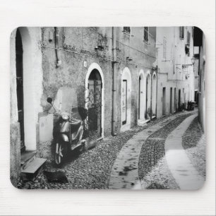 Scooter in einer Straße in Italien in Schwarz-Weiß Mousepad