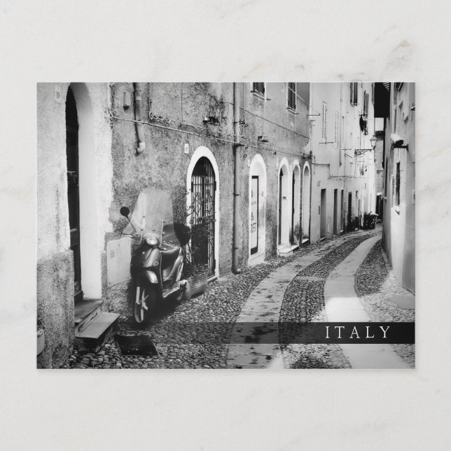 Scooter in einer Straße in Italien in Schwarz-Weiß Postkarte (Vorderseite)