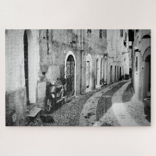 Scooter in einer Straße in Italien in Schwarz-Weiß Puzzle