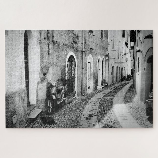 Scooter in einer Straße in Italien in Schwarz-Weiß Puzzle (Horizontal)