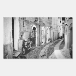 Scooter in einer Straße in Italien in Schwarz-Weiß Rechteckiger Aufkleber