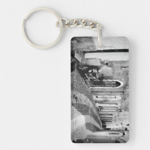 Scooter in einer Straße in Italien in Schwarz-Weiß Schlüsselanhänger