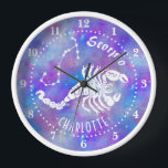 Scorpio Scorpion Constellation Stars Geburtsname Uhr<br><div class="desc">Diese lustige Uhr ist das ideale Geschenk für jeden, der unter dem Tierkreiszeichen Scorpio geboren ist. Es enthält einen Vintagen Skorpion, die Konstellation und den Platz für den Namen des Geburtstags, alles weiß mit lila-rosa Sternenhimmel. Benutzen Sie einfach die Vorlage, um Ihren personalisierten Namen hinzuzufügen. DESIGN TIPP: Sie können auch...</div>
