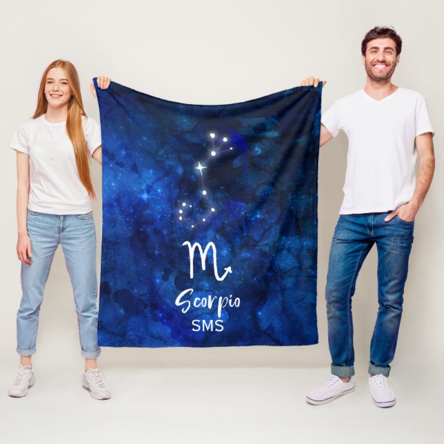 Scorpio Zodiac Constellation Blue Galaxy Monogramm Fleecedecke (Beispiel)