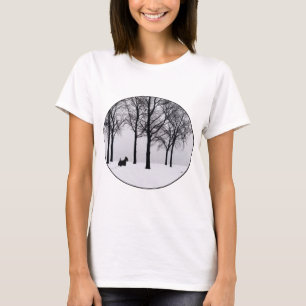Scottie im schneebedeckten Wald T-Shirt