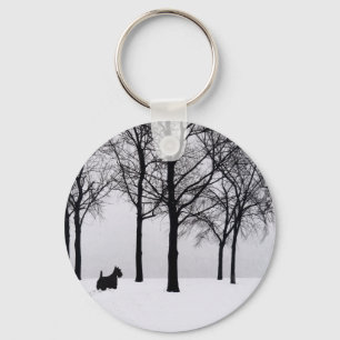 Scottie in schneebedecktem Wald Schlüsselanhänger