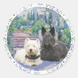 Scottie & Westie im gemütlichen Garten Runder Aufkleber