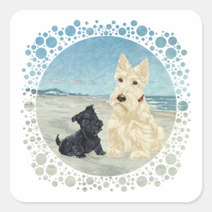 Scotties am Strand, Wheaten und schwarze Hunde Quadratischer Aufkleber