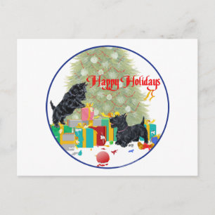 Scotties sortieren die Weihnachtsgeschenke Feiertagspostkarte