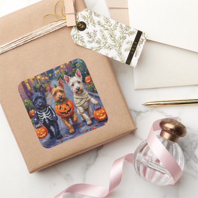 Scottish Terrier Dogs in Halloween Costumes Quadratischer Aufkleber (Schenken)