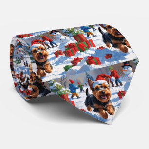 Scottish Terrier Running Snow mit Weihnachtshut Krawatte