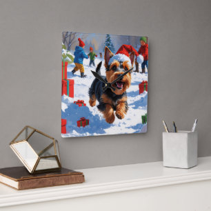 Scottish Terrier Running Snow mit Weihnachtshut Quadratische Wanduhr