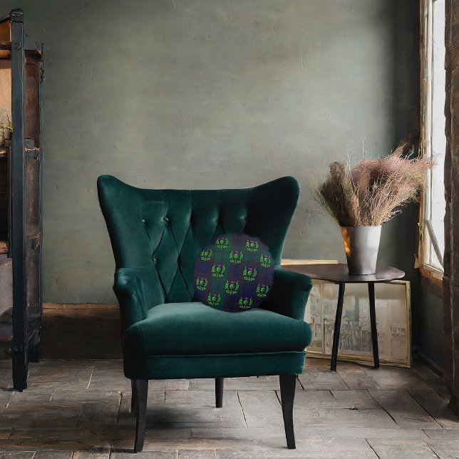 Scottish Thistle on Dark Tartan Custom Monogram Rundes Kissen (Von Creator hochgeladen)