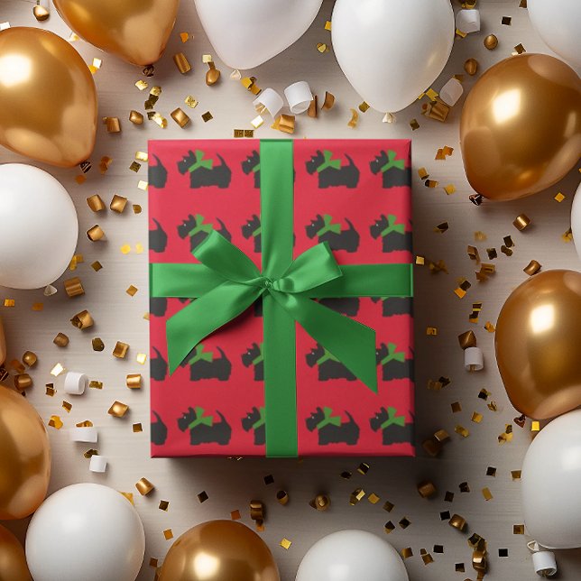 Scotty Dog und Tartan Frohe Weihnachten Geschenkpapier (Jaunty Scottish Terriers in their Christmas scarves parade across this fun gift wrap.)