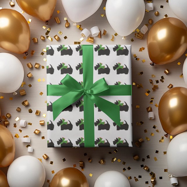 Scotty Dog und Tartan Frohe Weihnachten Geschenkpapier (Jaunty Scottie's in holiday scarves parade across this fun gift wrap.)
