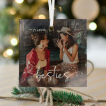 Script Bestie Foto Keepake-Geschenk Ornament Aus Glas<br><div class="desc">Design besteht aus lustiger und eleganter Typografie mit Skript und sans Schriftart. Einfach Name,  Jahr anpassen und ein Lieblingsfoto von Ihnen und Ihren Geschenken hochladen!</div>