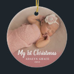Script Calligrapy Baby's First Christmas Foto Keramik Ornament<br><div class="desc">Diese runde Weihnachtsschmuck bietet ein erstes Weihnachtsthema des Babys. Der Text "Mein 1. Weihnachten" erscheint in Weiß über dem Foto. Benutzerdefinierter Text erlaubt es Ihnen,  den Namen und das Jahr Ihres Neugeborenen hinzuzufügen.</div>