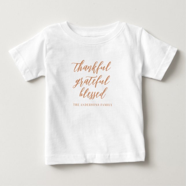 Script dankbar, gesegnet Familienname Baby T-shirt (Vorderseite)