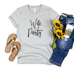 Script-Ehefrau des Party Bachelorette Bride T-Shirt<br><div class="desc">Niedliches modernes Drehbuch Bachelorette Gray T Shirt für die Braut während ihres Junggeselinnen-Abschieds zu tragen. Einfach handgeschriebener Text,  der die Ehefrau des Party sagt. Das perfekte Shirt für die Braut. Sehen Sie,  wie Sie die Party-Shirts für Braufreunde zusammenpassen.</div>