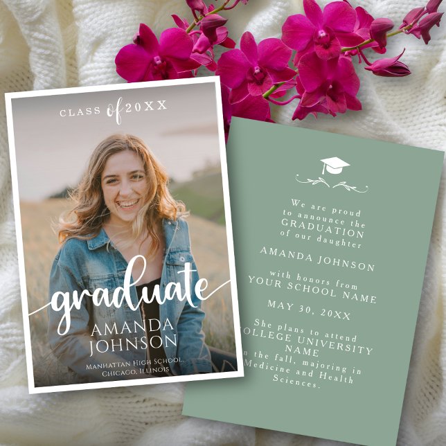 Script Graduate Sage Green Foto Abschluss Ankündigung (Von Creator hochgeladen)