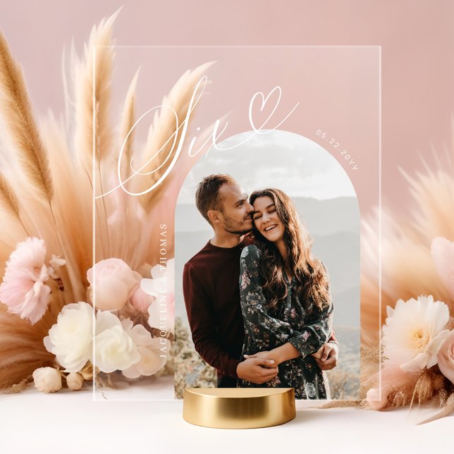 Script Heart Foto Wedding Tischnummer 6 Acrylschild (Script Heart Photo Wedding Table Number Six Acrylic Sign)