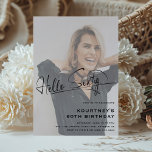 Script Hello Sixty Minimal Foto 60. Geburtstag Einladung<br><div class="desc">Feiern Sie die großen 6-0 im Stil mit unserer minimalistischen "Hello Sixty" Geburtstagsfeier! Mit einem schlanken Typografie-Skript und einem modernen Party-Template über einem personalisierten Geburtstag-Sterne-Foto,  sind diese Einladungen sicher,  dass jeder begeistert für Ihre Meilensteinzeit.</div>