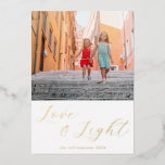 Script Liebe Light Simple Hanukkah Zwei Foto Gold<br><div class="desc">Mit dieser eleganten "Liebe and Light"-Karte, die Ihr Foto gerahmt durch eine wunderschöne Skriptkalligraphie in Goldfolie darstellt, senden Sie warme Hanukkah-Wünsche. Die moderne minimalistische Ästhetik fügt eine Touch von Eleganz hinzu, während der individuell gestaltbare Text Ihnen erlaubt, den Gruß Ihres Urlaubs nach Ihren Wünschen anzupassen. Diese Karte ist ideal, um...</div>