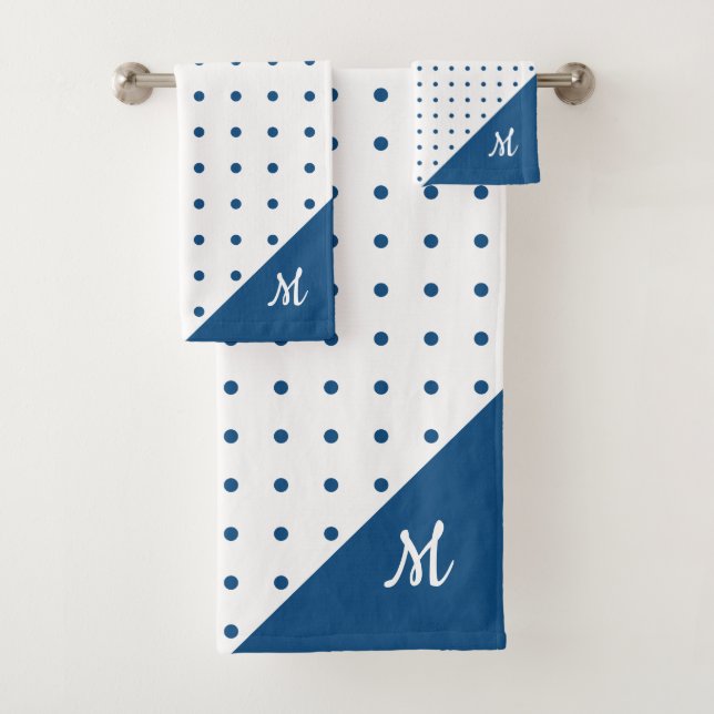 Script Monogram Blue auf White Polka Dot Pattern Badhandtuch Set (Insitu)