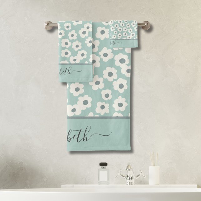 Script Monogram Boho Sage Green White Grey Floral Badhandtuch Set (Boho Mint Green White Gray Floral Wildflowers Bath Towel Set Monogrammed name)