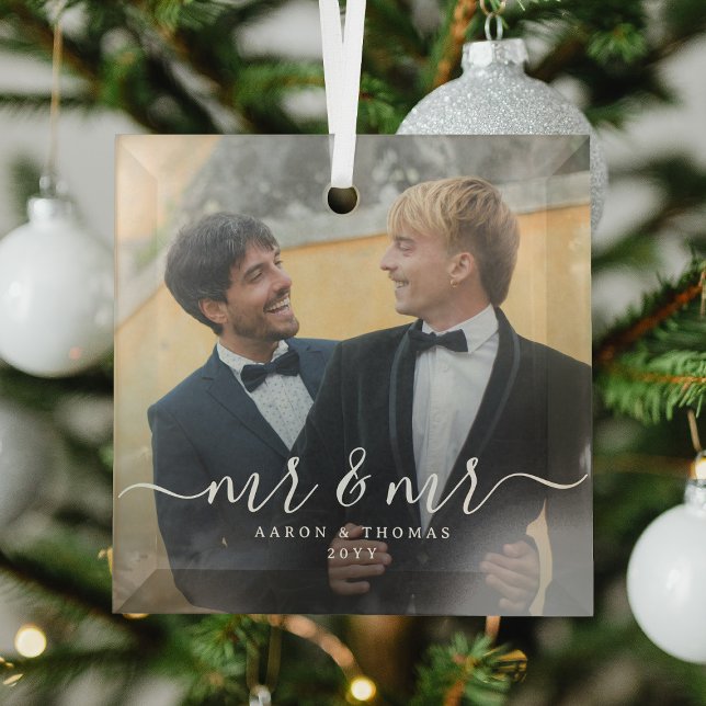 Script Mr & Mr Newlyweds Photo Christmas Ornament Aus Glas (Von Creator hochgeladen)