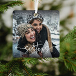 Script Sisters Foto Keepake-Geschenk Ornament Aus Metall<br><div class="desc">Elegante Schwester Weihnachtsschmuck. Design besteht aus lustiger und eleganter Typografie mit Skript und sans Schriftart. Einfach Name,  Jahr anpassen und ein Lieblingsfoto von Ihnen und Ihrer Schwester hochladen!</div>