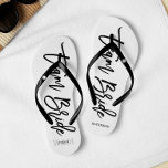 Script Typografie "Team Bride" Flip Flops<br><div class="desc">Personalisierte Brautparty-Flip-Flops mit einer stilvollen und trendigen Schrift-Typografie. Passen Sie mit dem Monogramm der Braut und des Bräutigams, dem Hochzeitsdatum und dem Namen der Brautjungfrau für ein freundliches Design an! Suchen Sie nach einer benutzerdefinierten Farbe? Kein Problem! Senden Sie einfach Ihre Anfrage an heartlockedstudio unter gmail dot com und wir...</div>