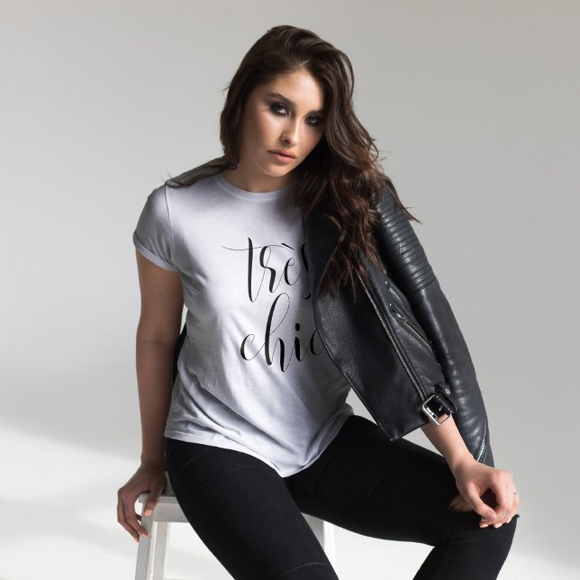 Script Typografie Très Chic T-Shirt (Von Creator hochgeladen)