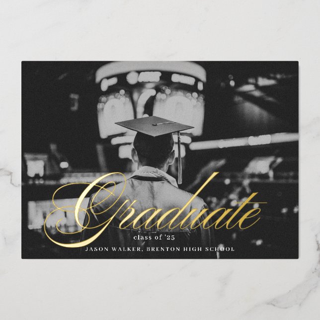 Script Typografy Graduate Announcement Foto-Karte Folieneinladung (Vorderseite)