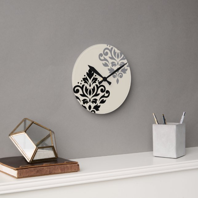 Scroll Damask Art I Black Gray Creme Runde Wanduhr (Büro)