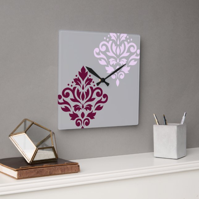 Scroll Damask Art I Plum Pink Grau Quadratische Wanduhr (Büro)