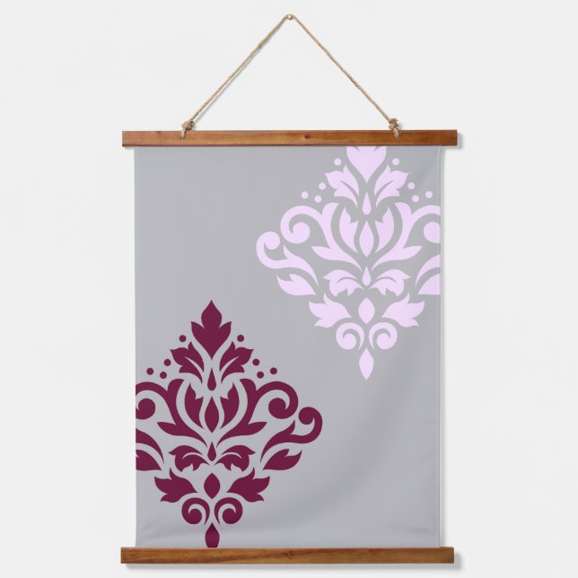 Scroll Damask Art I Plum Pink Grau Wandteppich Mit Holzrahmen (Vorderseite)