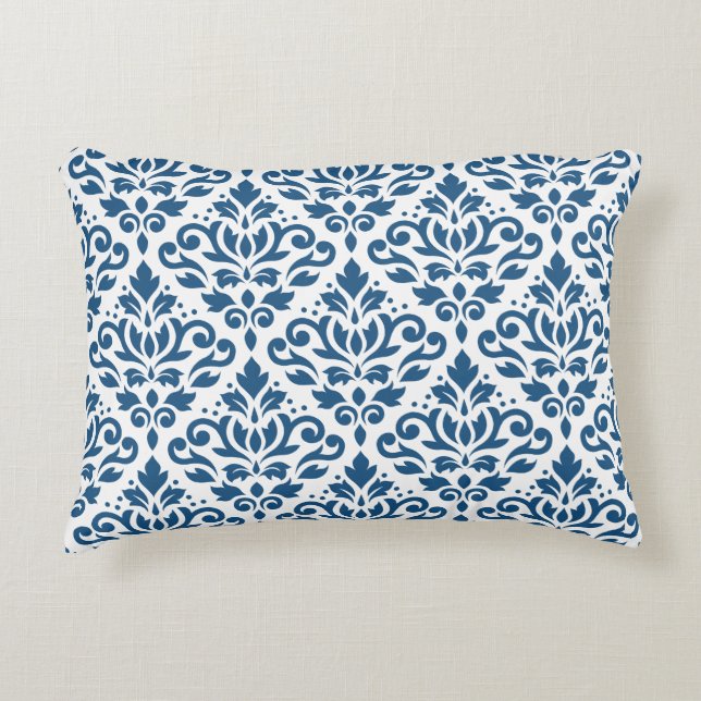Scroll Damask Big Ptn Dk Blue auf Weiß Zierkissen (Vorderseite)